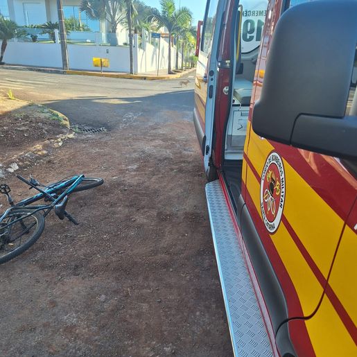 Ciclista fica ferido após acidente com carro no centro de São José do Cedro