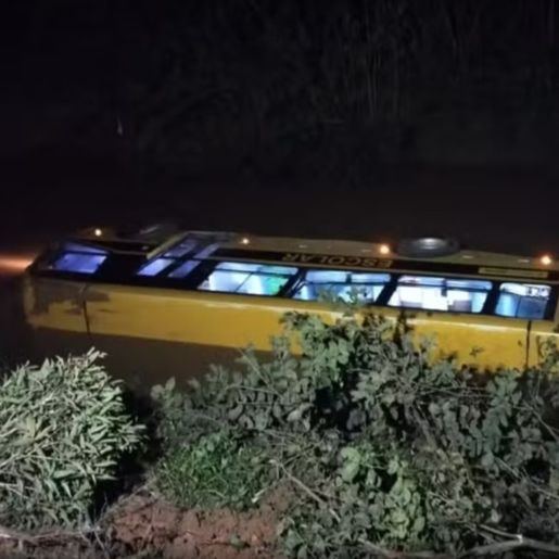 Micro-ônibus com crianças de escola cai em rio de SC e deixa feridos