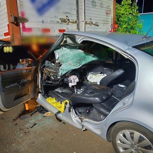 Mulher fica presa às ferragens após colidir na traseira de caminhão em Chapecó