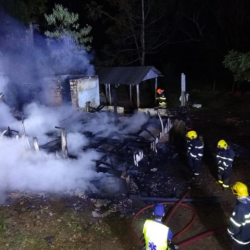 Incêndio destrói residência em Linha Caravaggio, em Chapecó
