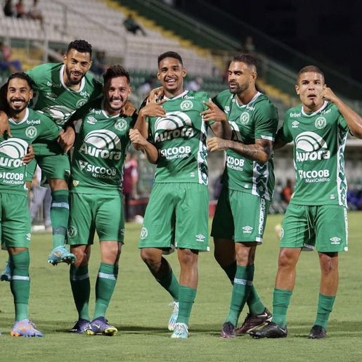Queda de energia, expulsão e gols: Chape vence o Camboriú e cola nos líderes