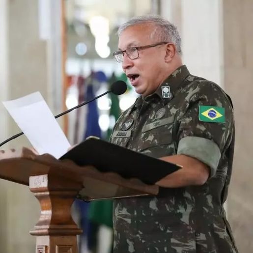 Lula demite o general Júlio César de Arruda, comandante do Exército