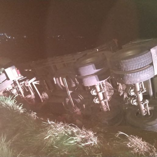 Motorista sai ileso de tombamento de caminhão carregado em Romelândia