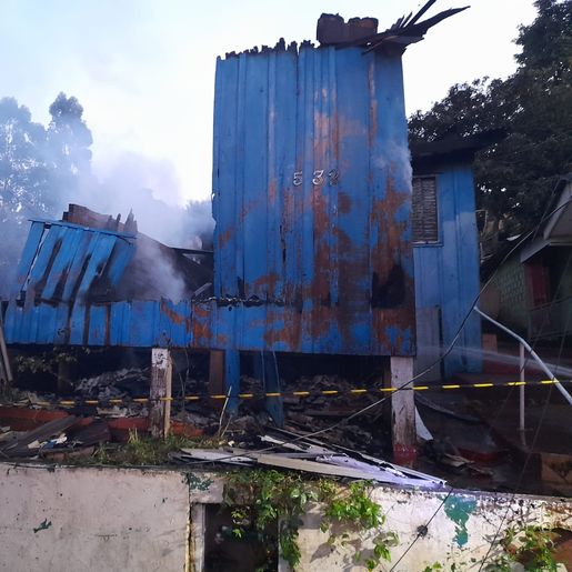 Incêndio em residências mobiliza Corpo de Bombeiros em Anchieta