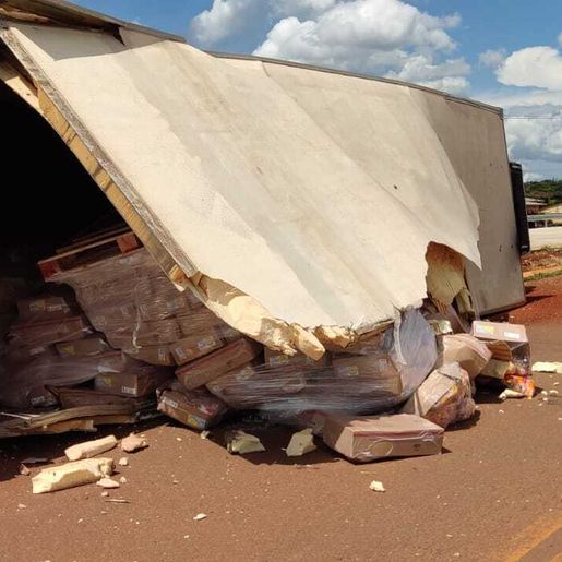 Caminhão carregado de frango sai da pista e tomba na BR-163 em São José do Cedro