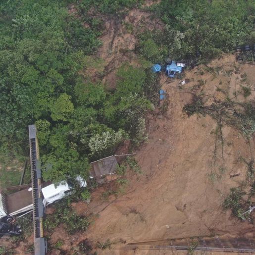 Deslizamento na BR-376 atingiu mais de 20 veículos e resgate pode durar dias