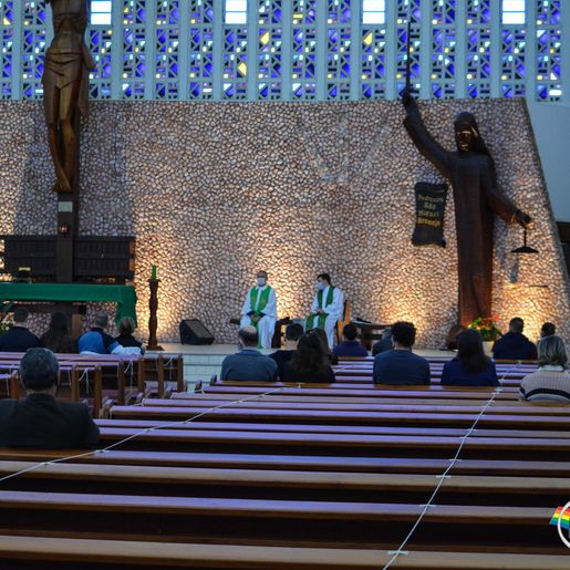 Igreja Matriz São Miguel Arcanjo retoma missa com a presença de fiéis
