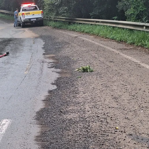 Carro sai da pista, capota e deixa criança ferida na SC-496 em Belmonte