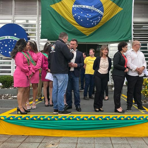 Linha do tempo sobre agricultura e indústria foi trabalhado no desfile cívico