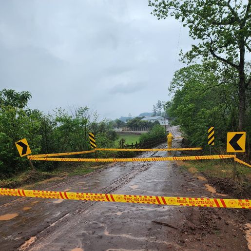Bombeiros interditam ponte na SC-283 em Itapiranga