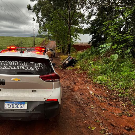 Veículo capota após fuga da Polícia Militar em São Miguel do Oeste