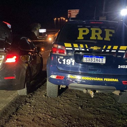 PRF apreende 363 kg de maconha e recupera carro roubado em Chapecó