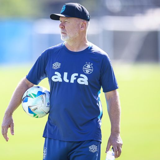 Grêmio busca armador após Mano esgotar testes: "Edenilson é um extraordinário coadjuvante"