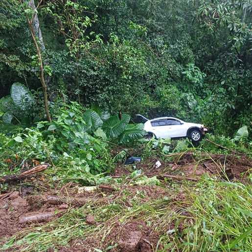 Carro cai em ribanceira no interior de São João do Oeste