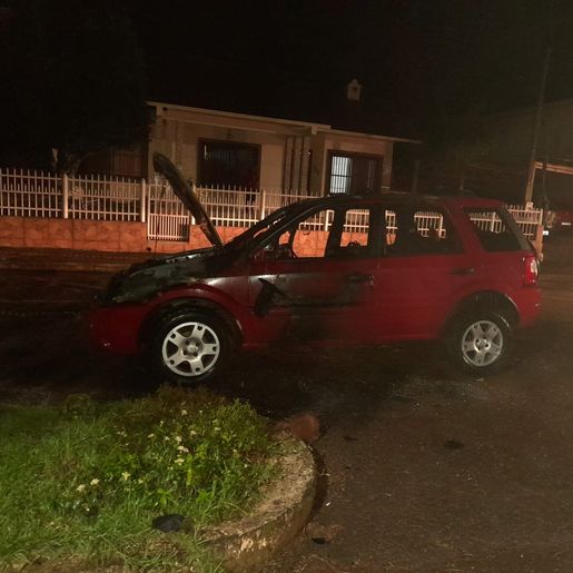 Incêndio destrói veículo no centro de Anchieta