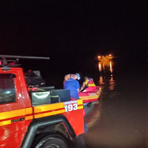 Quatro pessoas são resgatadas após barco afundar no Rio Uruguai