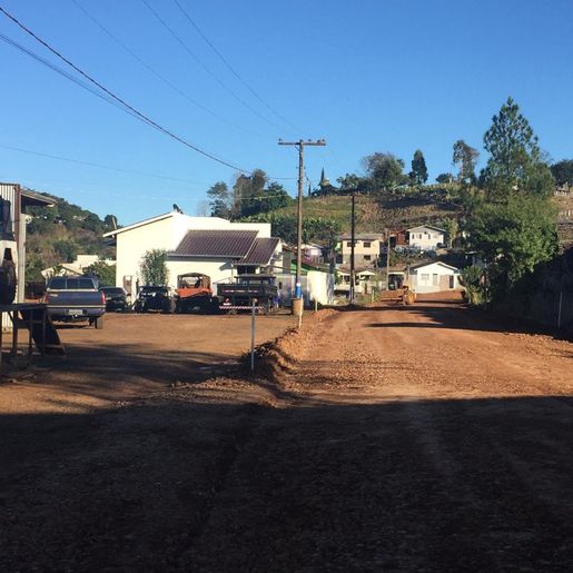 Bairros e comunidades do interior de Guaraciaba recebem calçamento