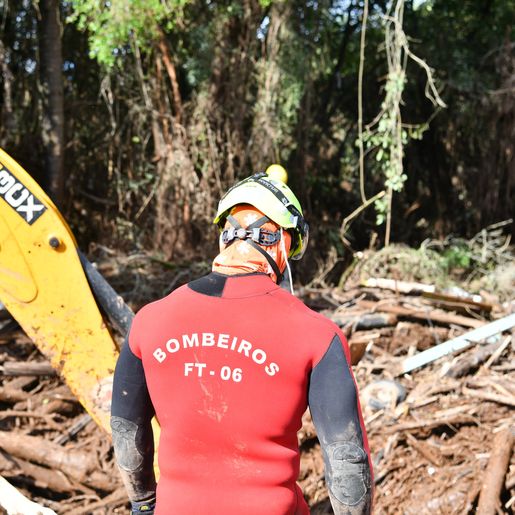 Bombeiros de Santa Catarina intensificam resgates no RS