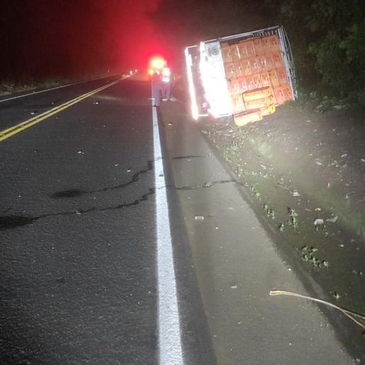 Caminhão sai da pista e tomba na SC-157, em Quilombo