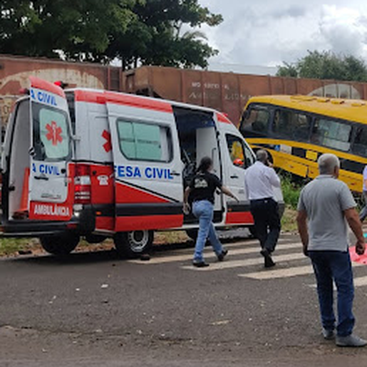 Grave acidente entre ônibus escolar e uma locomotiva deixa duas pessoas mortas