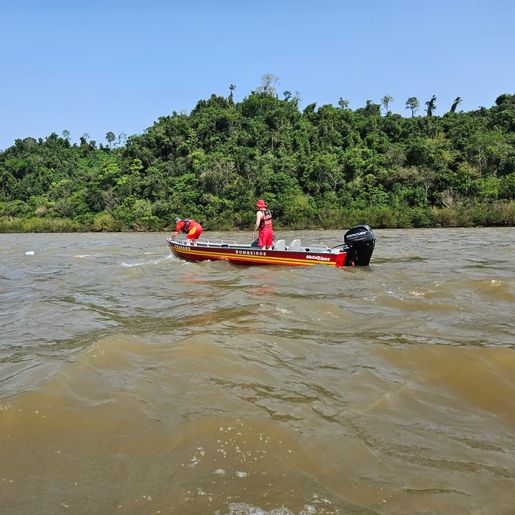 Embarcação naufragada é resgatada pelos bombeiros no Rio Uruguai, em Itapiranga