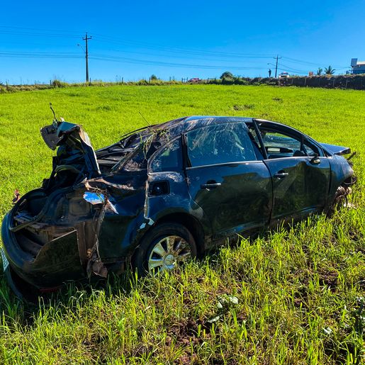 Para evitar colisão com caminhão, condutor sai da pista e capota veículo; vídeo