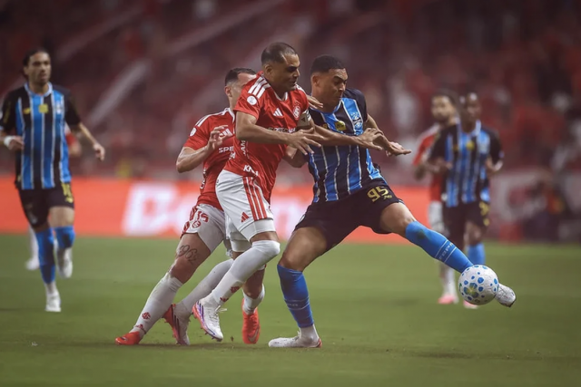 CBF reconhece erro em lance que poderia ter expulsado Carlos Vinícius no Gre-Nal