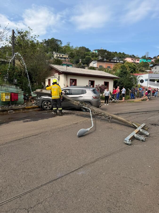 Carro colide contra poste e passageiro fica ferido em Seara