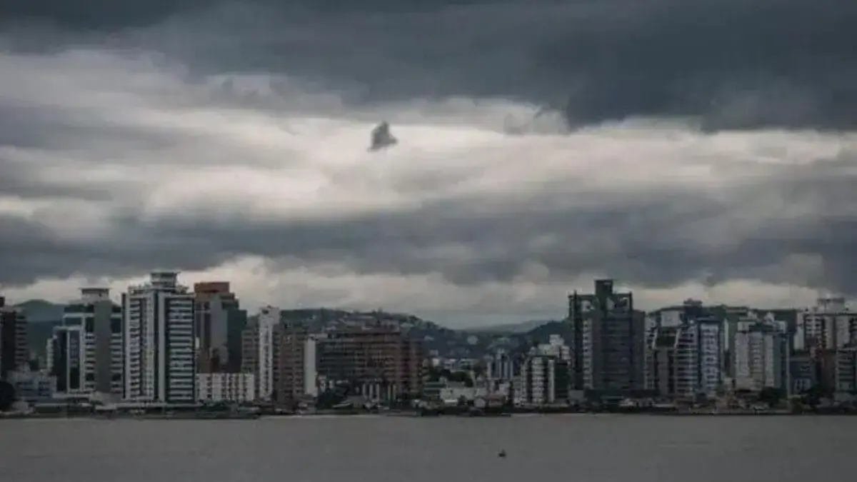 Mais de 23 mil unidades ficam sem energia elétrica durante forte temporal em SC