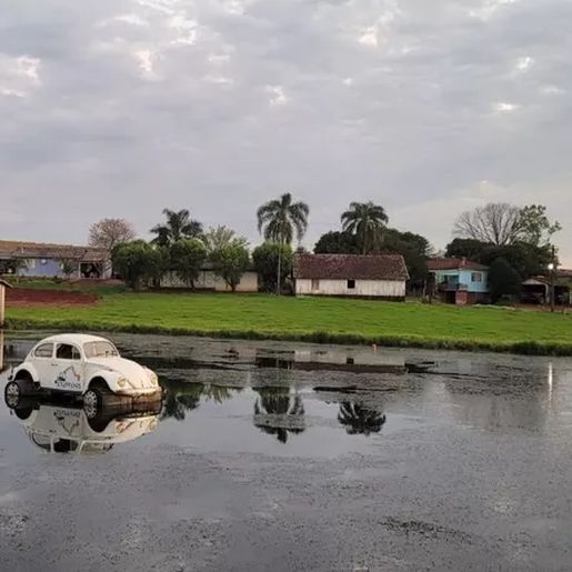 Fusca dentro de açude em Pinhalzinho há 10 anos chama atenção e serve de ponto de referência