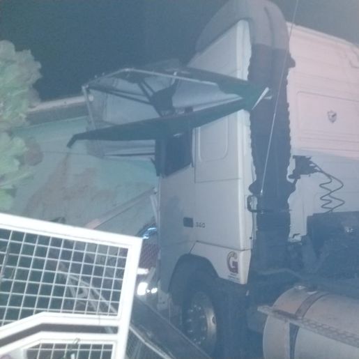 Carreta invade e destrói residência em bairro de Xanxerê