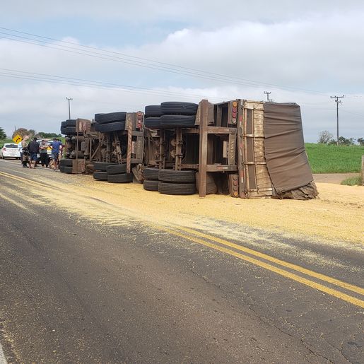 Carreta carregada com milho tomba na SC-163, entre Descanso e Iporã do Oeste