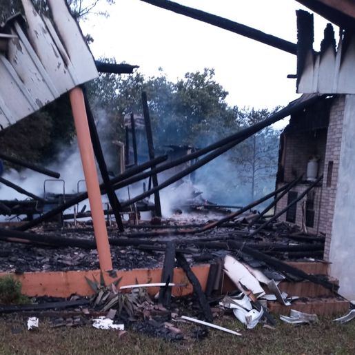 Residência é completamente destruída por incêndio no interior de Mondaí