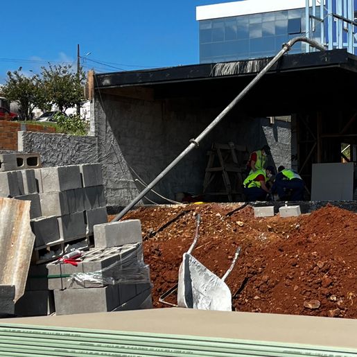 Trabalhador é socorrido pelos Bombeiros após cair de laje em SMOeste