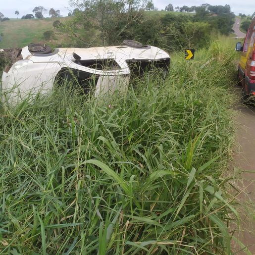 Condutor derrapa em pedras e sai da pista na SC-160