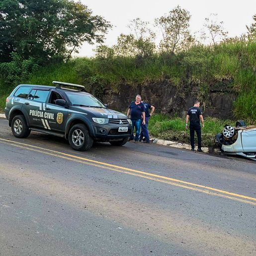 Homem fica ferido após perder o controle da direção, bater em barranco e capotar na BR-163