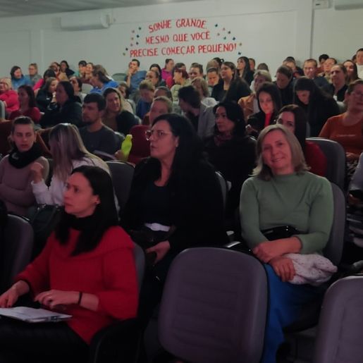 Educação antirracista é tema de palestra com professores em Cedro