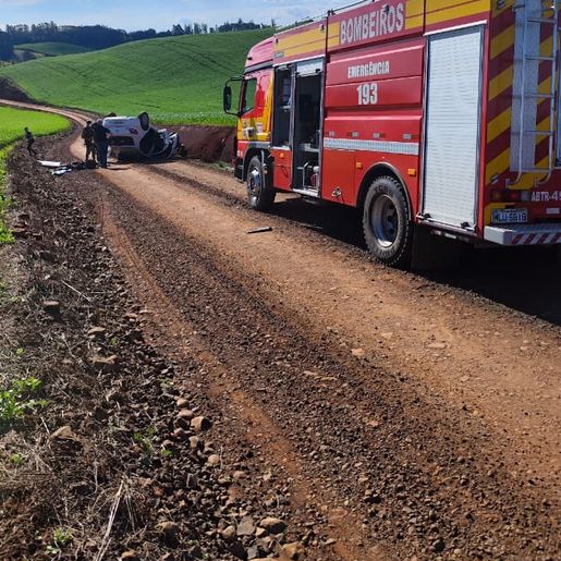 Motorista fica ferido ao capotar carro no interior de Cunha Porã