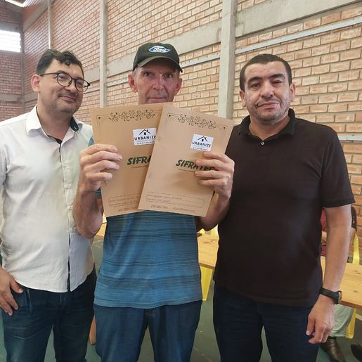 Prefeitura entrega matrículas de terrenos a 40 famílias em Palma Sola