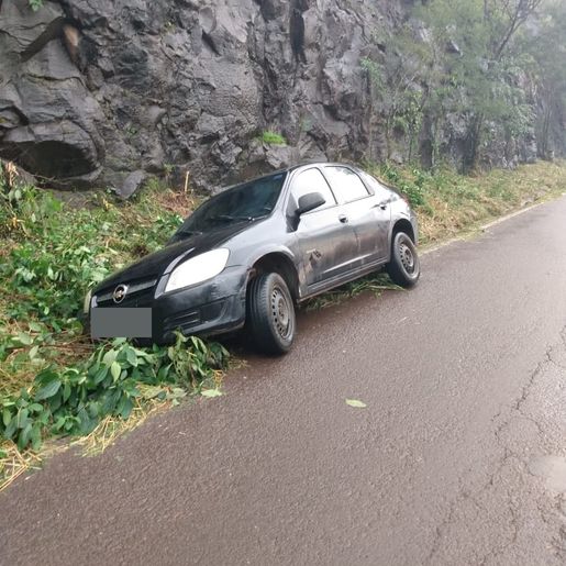 Veículo sai da pista na SC 163 em Itapiranga