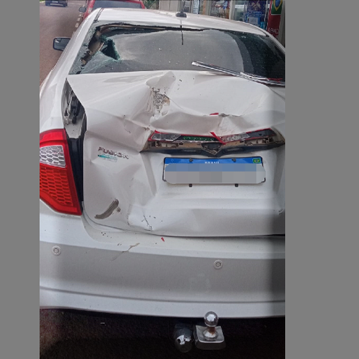 Colisão entre motos e carro estacionado deixa dois feridos em Mondaí