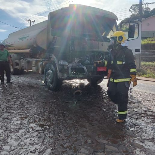 Bombeiros combatem incêndio em caminhão de óleo diesel em Palmitos
