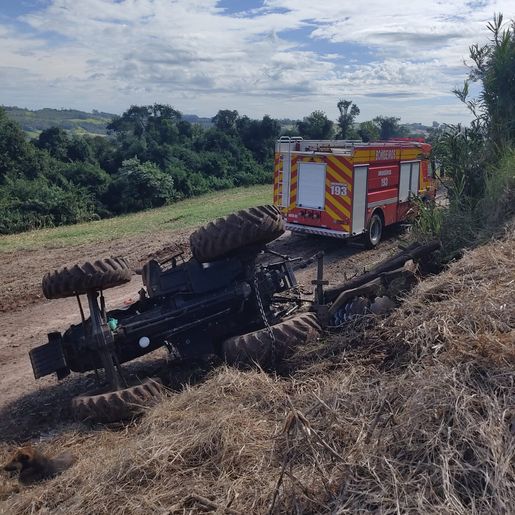 Tombamento de trator em Guaraciaba deixa homem ferido