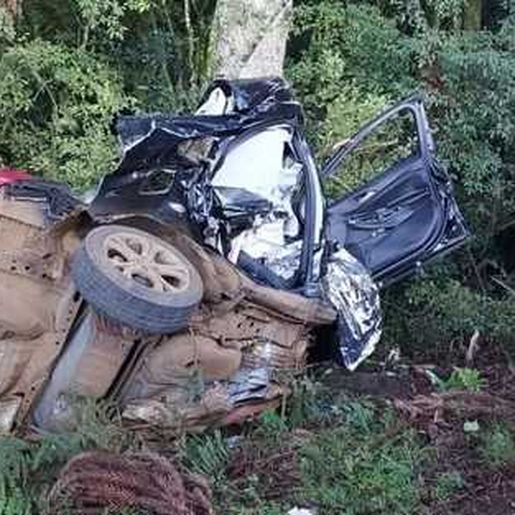 Colisão em árvore mata três jovens e deixa duas mulheres feridas no Oeste