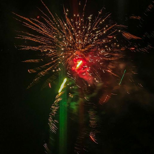 Queima de fogos reúne famílias e marca chegada de 2023 em SMOeste