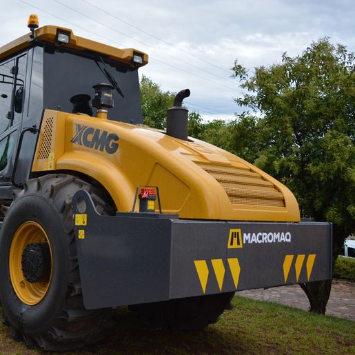 Administração municipal entrega rolo compactador para Secretaria de Agricultura