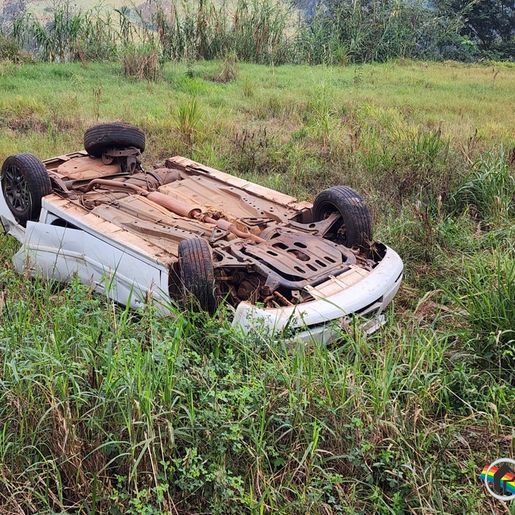 Mulher fica ferida em capotamento de veículo na SC 163 em Itapiranga