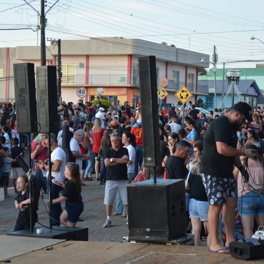 Entrega de cestinhas de natal marca fim da programação do Natal Encantado em Campo Erê