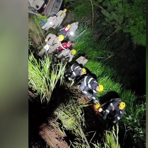 Ônibus cai em ribanceira e deixa 5 mortos e dezenas de feridos em Goiás