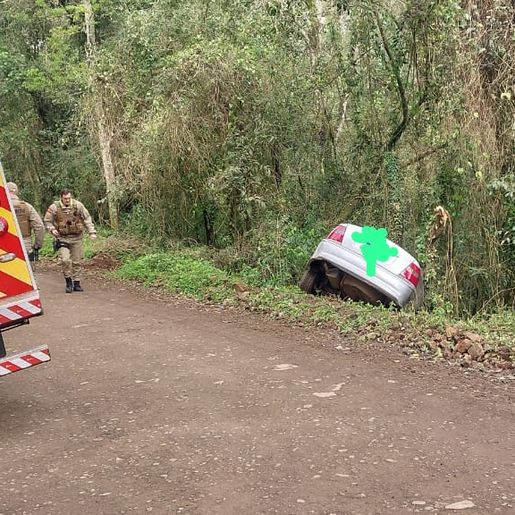 Homem é socorrido após saída de pista no interior de Itapiranga